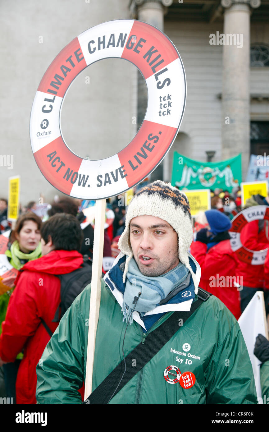 I manifestanti in una grande dimostrazione di fronte all'edificio del Parlamento a Copenaghen alla Conferenza delle Nazioni Unite sui cambiamenti climatici. Foto Stock