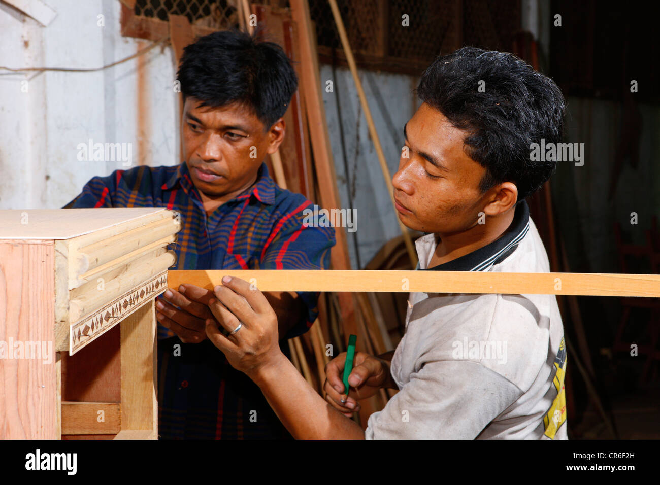 Giovani uomini facendo un apprendistato di falegnameria, centro di formazione professionale, Siantar, Sumatra, Indonesia, Asia Foto Stock