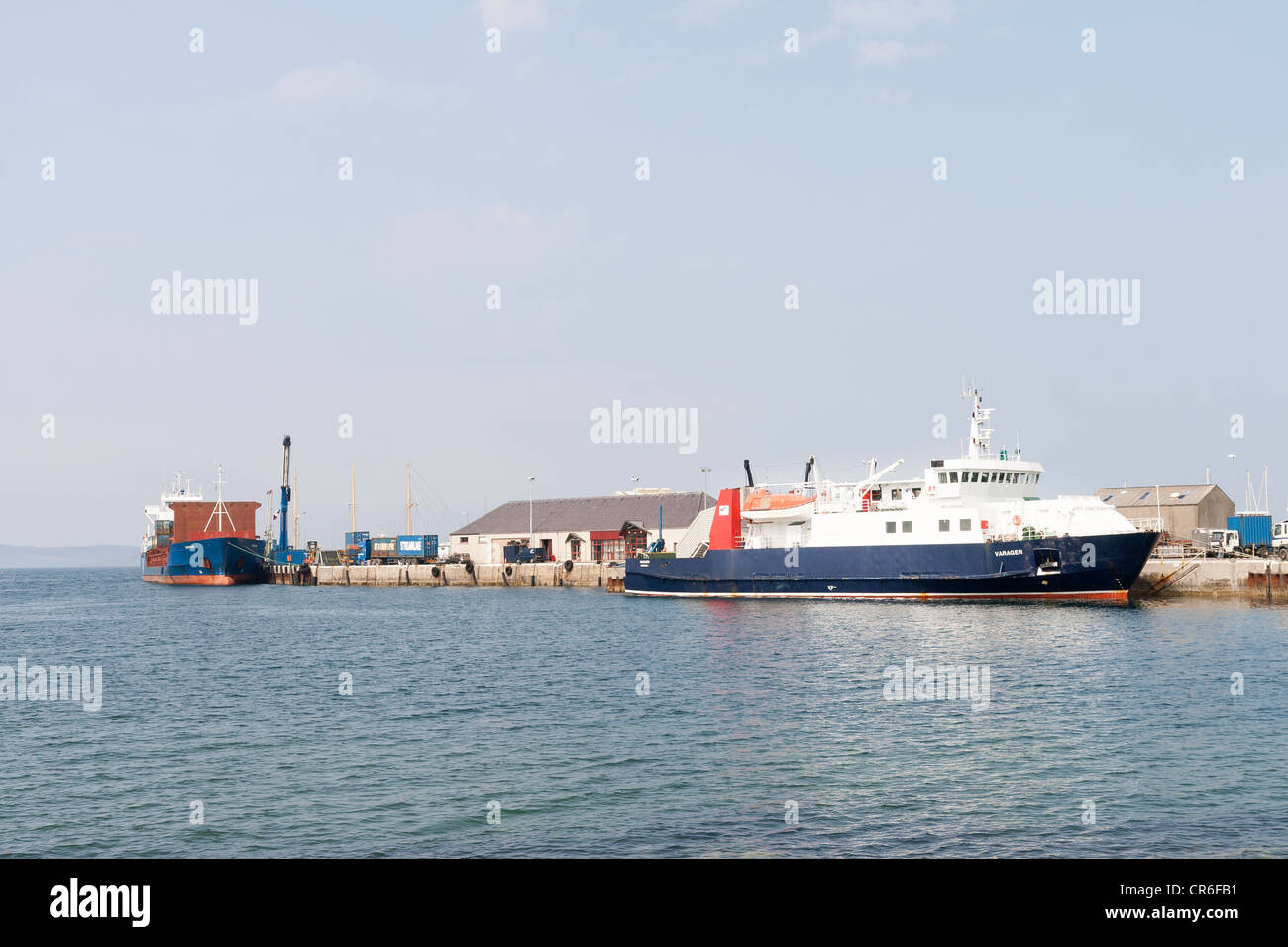 Kirkwall Harbour e un traghetto sulle isole di Orkney Foto Stock