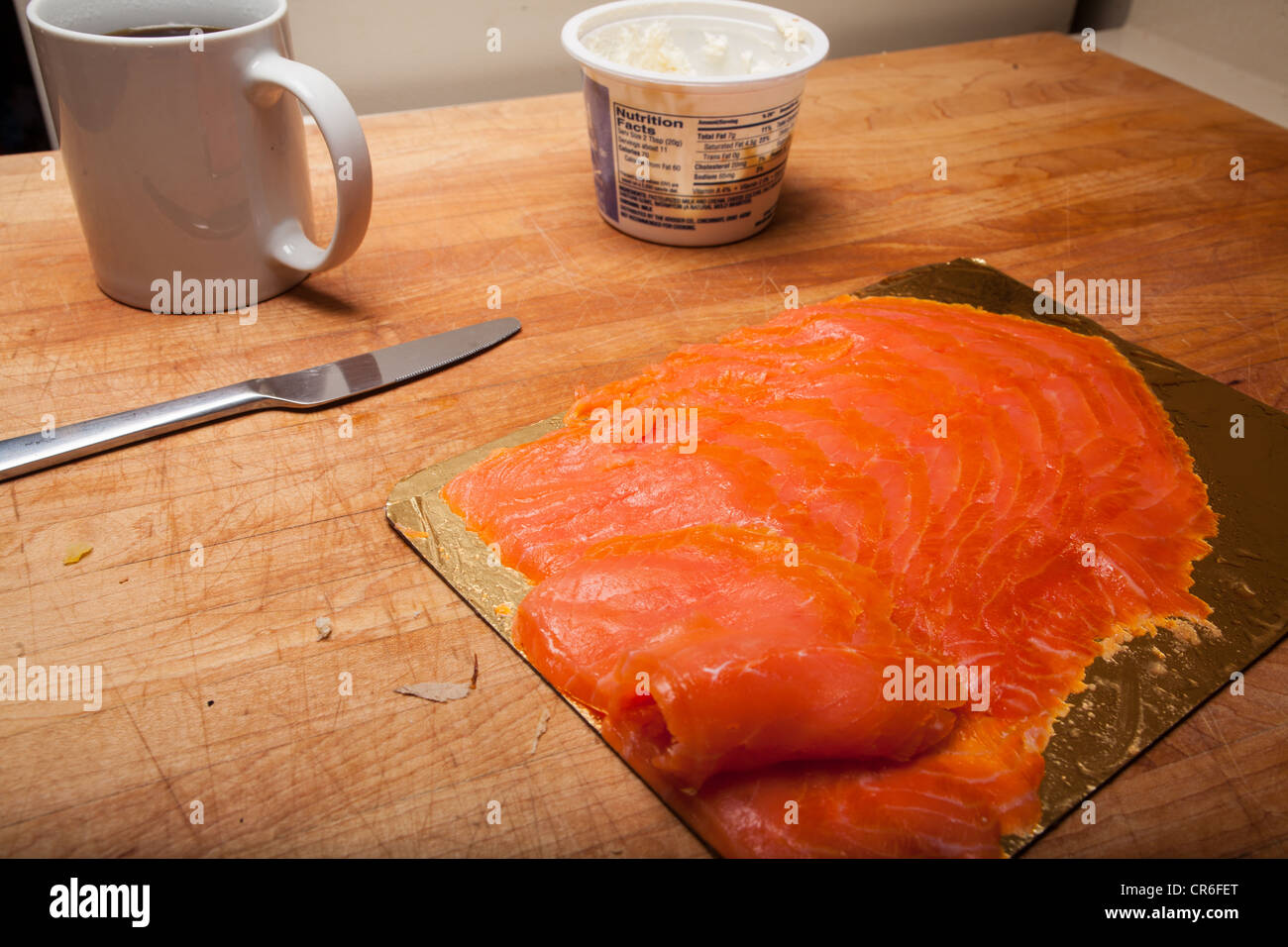 Salmone affumicato con crema di formaggio su un bagel Foto Stock