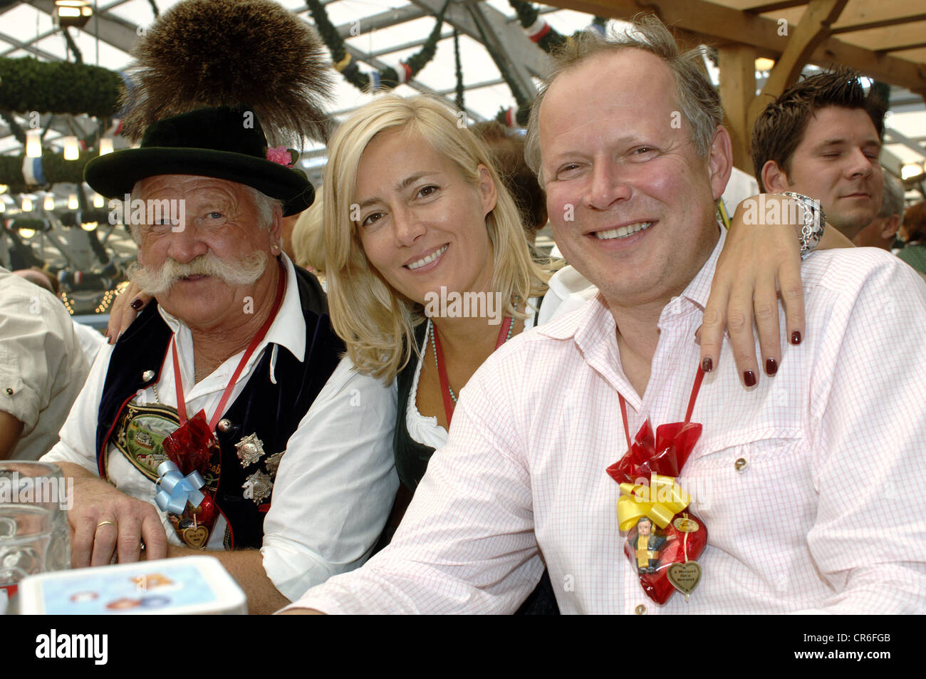 Milberg, Axel, * 1.8.1956, attore tedesco, mezza lunghezza con Franz Küfer e Judith Milberg, in tenda da birra Schottenhamel, Oktoberfest, Monaco, 22.9.2007, Foto Stock