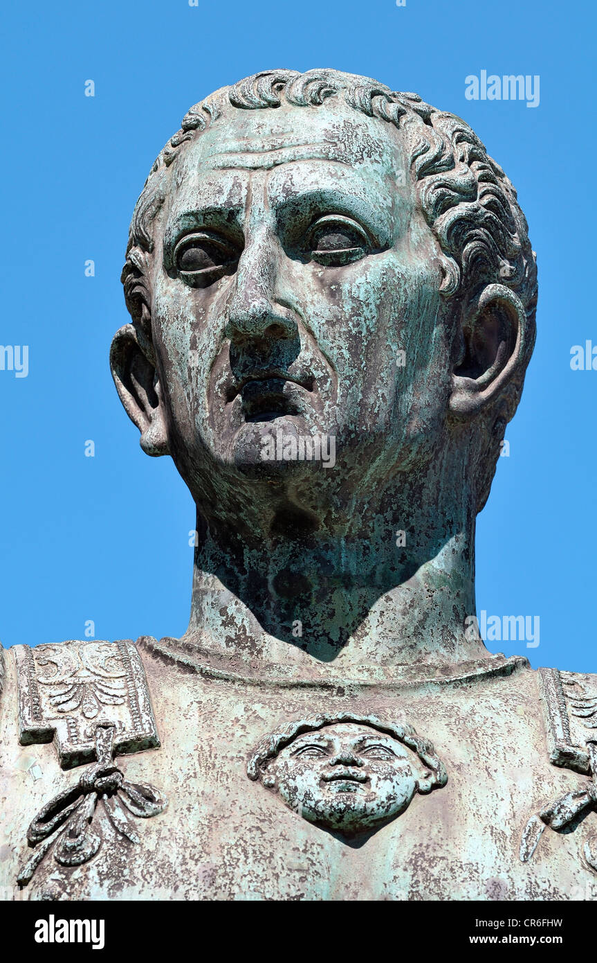 L'imperatore Giulio Cesare, statua in bronzo, Via dei Fori Imperiali di Roma, Lazio, l'Italia, Roma Foto Stock