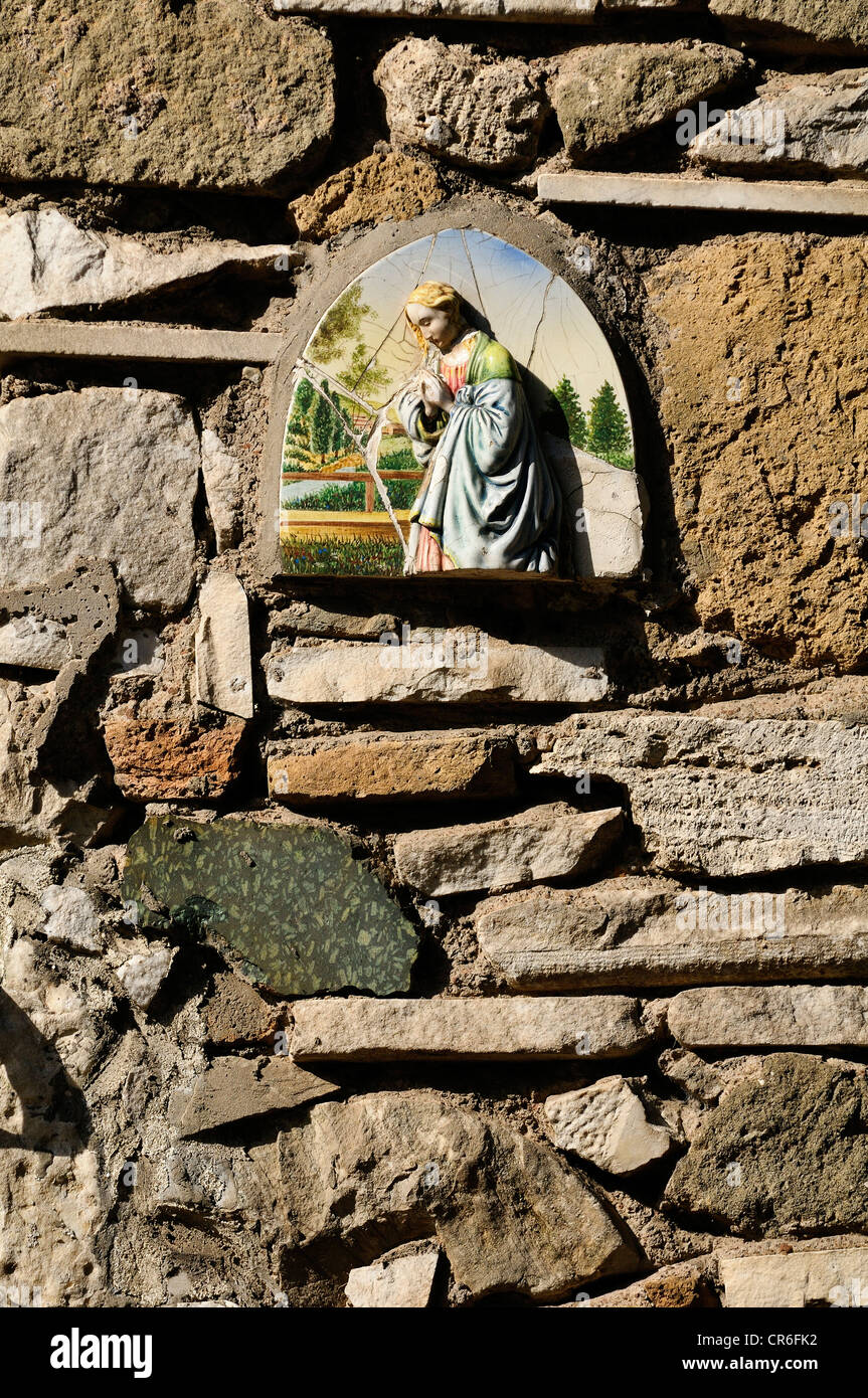 Piastrella ceramica con un'immagine di Maria pregando, Via Appia Antica Via Appia Antica di Roma, Regione Lazio, Italia, Europa Foto Stock