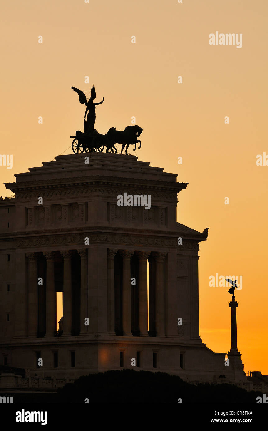 Quadriga con Victoria, la dea della vittoria, monumento di Vittorio Emanuele II di sera, Roma, Regione Lazio, Italia, Europa Foto Stock