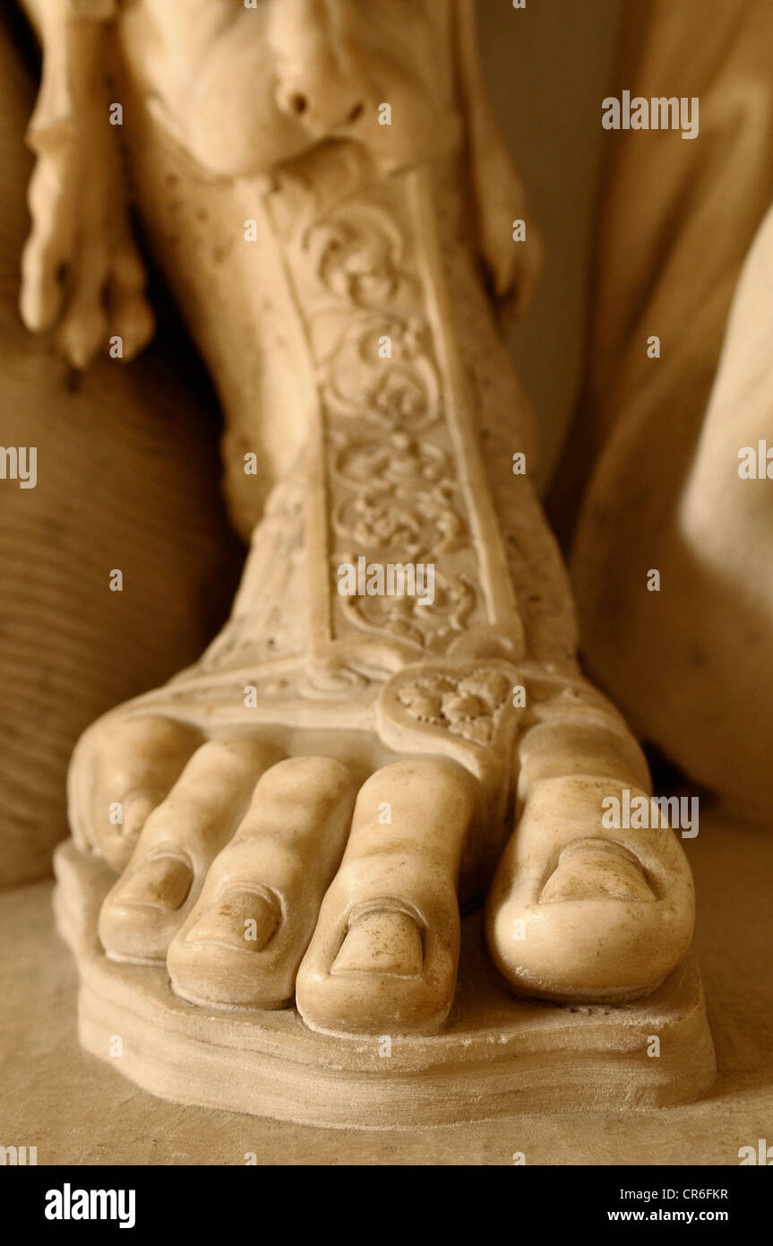 Piede di marmo che indossa un sandalo, vista parziale di una statua nel Museo Capitolino, Roma, Regione Lazio, Italia, Europa Foto Stock