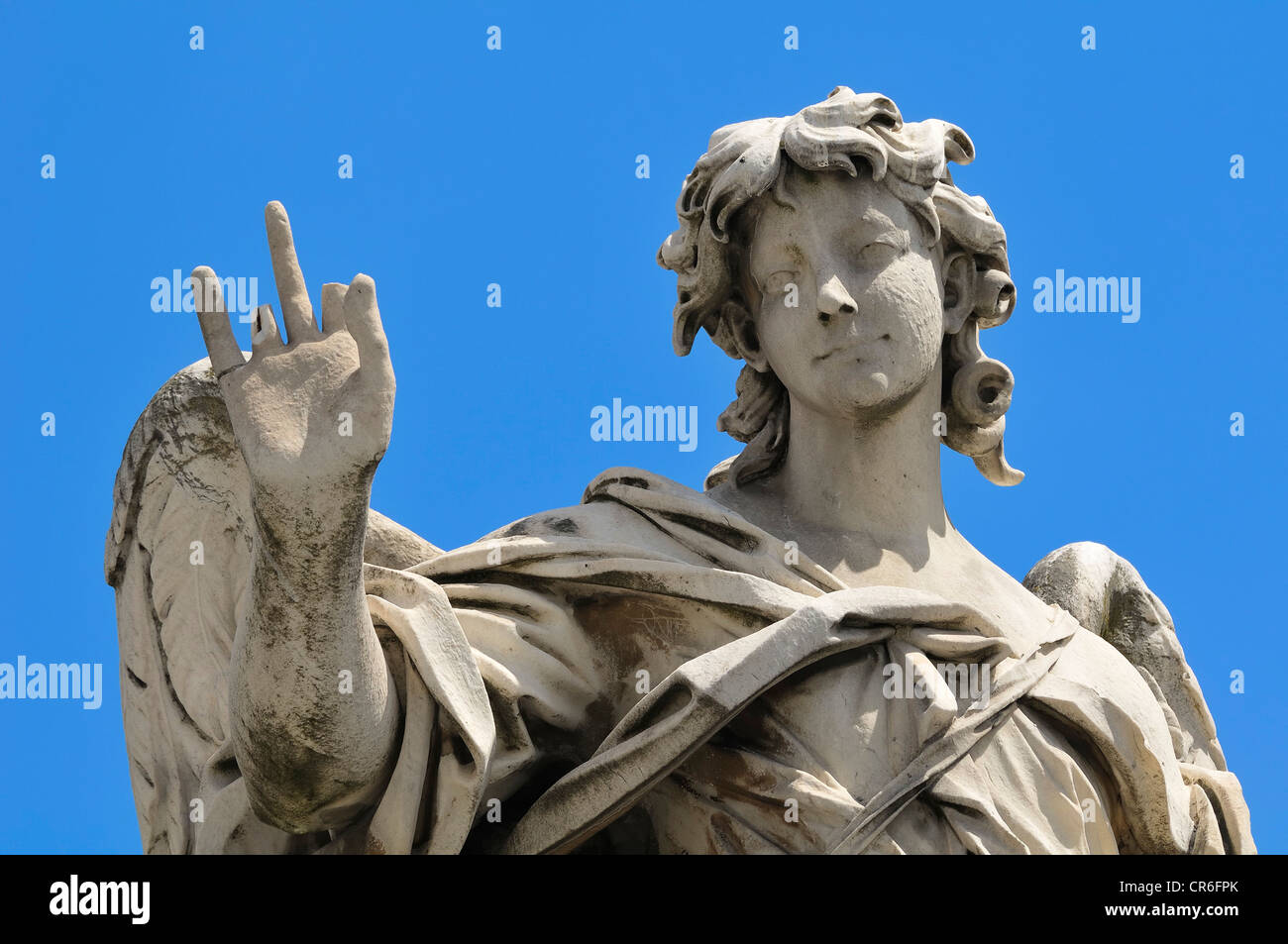 Statua di un angelo sul Ponte Sant'Angelo ponte, Ponte Aelian, Castel Sant'Angelo, noto anche come mausoleo di Adriano, Roma Foto Stock