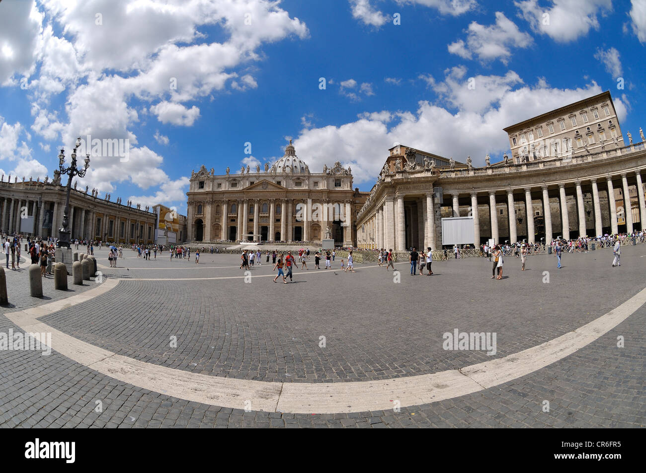 Vista di Piazza San Pietro, la Basilica di San Pietro e i colonnati, Città del Vaticano, Roma, lazio, L'Italia, Europa Foto Stock