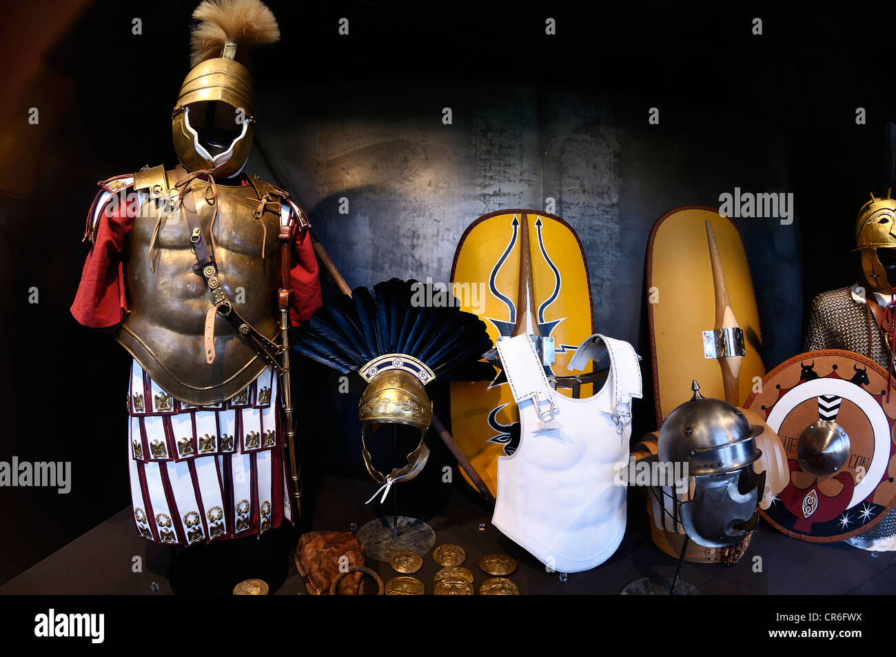 Armature e armi di Roman gladiatori, guerrieri e schiavi, mostra speciale presso il Colosseo, Roma, Lazio, Italia Foto Stock