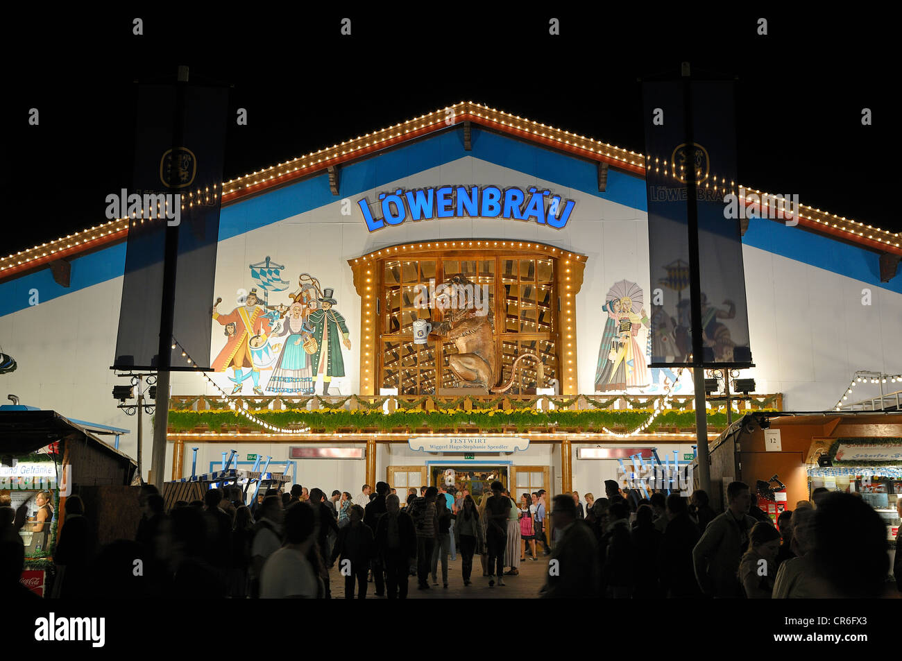 Illuminato Loewenbraeu tenda festival di notte, Oktoberfest 2010, Monaco di Baviera, Baviera, Baviera, Germania, Europa Foto Stock