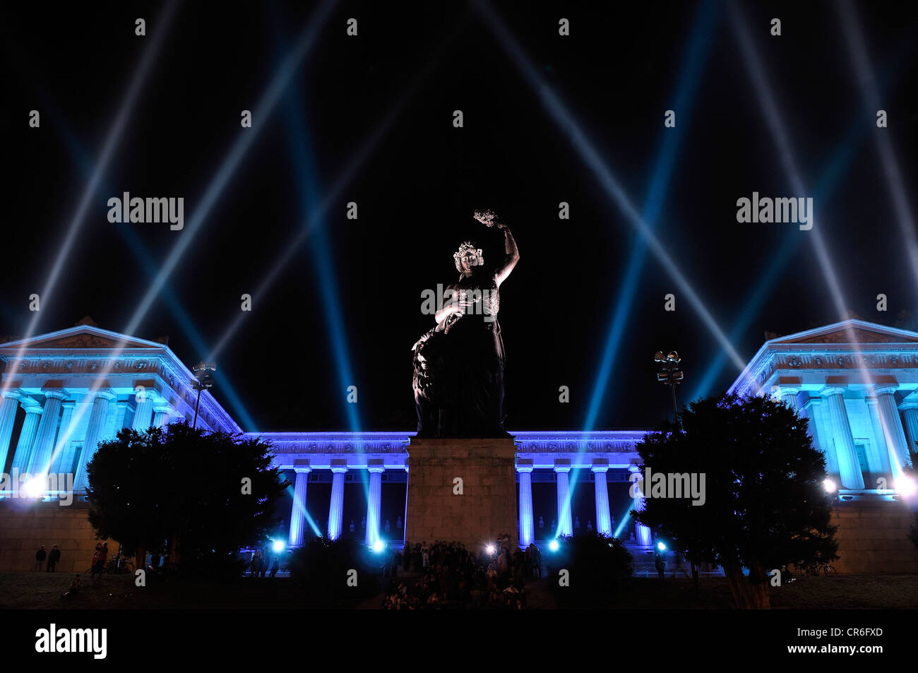 Bavaria statua e Feldherrnhalle, Marescialli di campo' Hall, illuminato da fasci di luce, Oktoberfest 2010, Monaco di Baviera Foto Stock