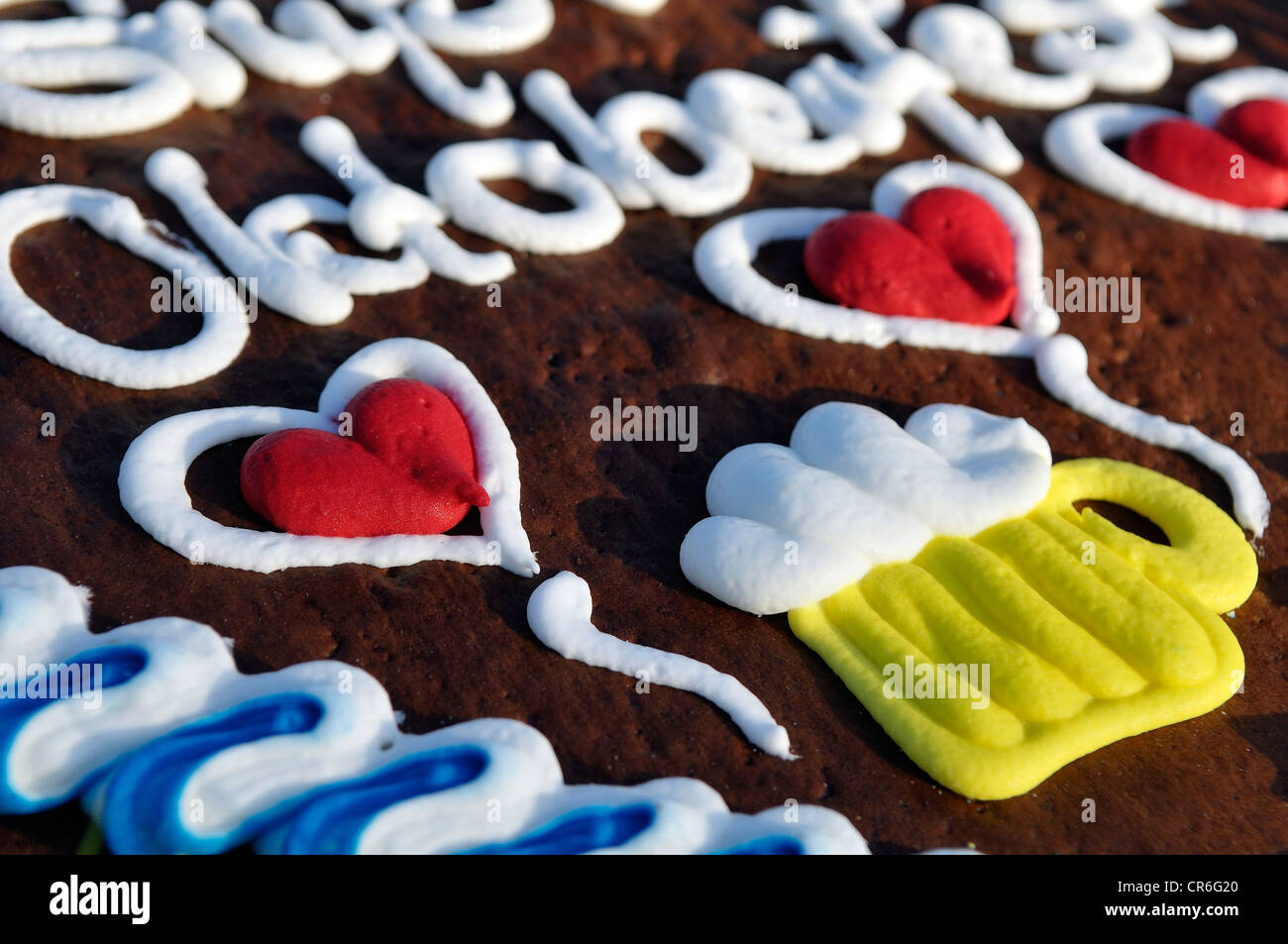 Gingerbread cuore con zucchero di scritte, una birra stein e cuori, Oktoberfest 2010, Monaco di Baviera, Baviera, Baviera Foto Stock
