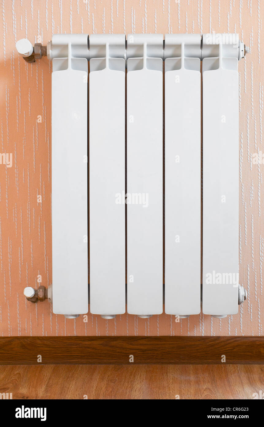 Centrale in alluminio del radiatore di riscaldamento sulla parete nel nuovo  appartamento Foto stock - Alamy