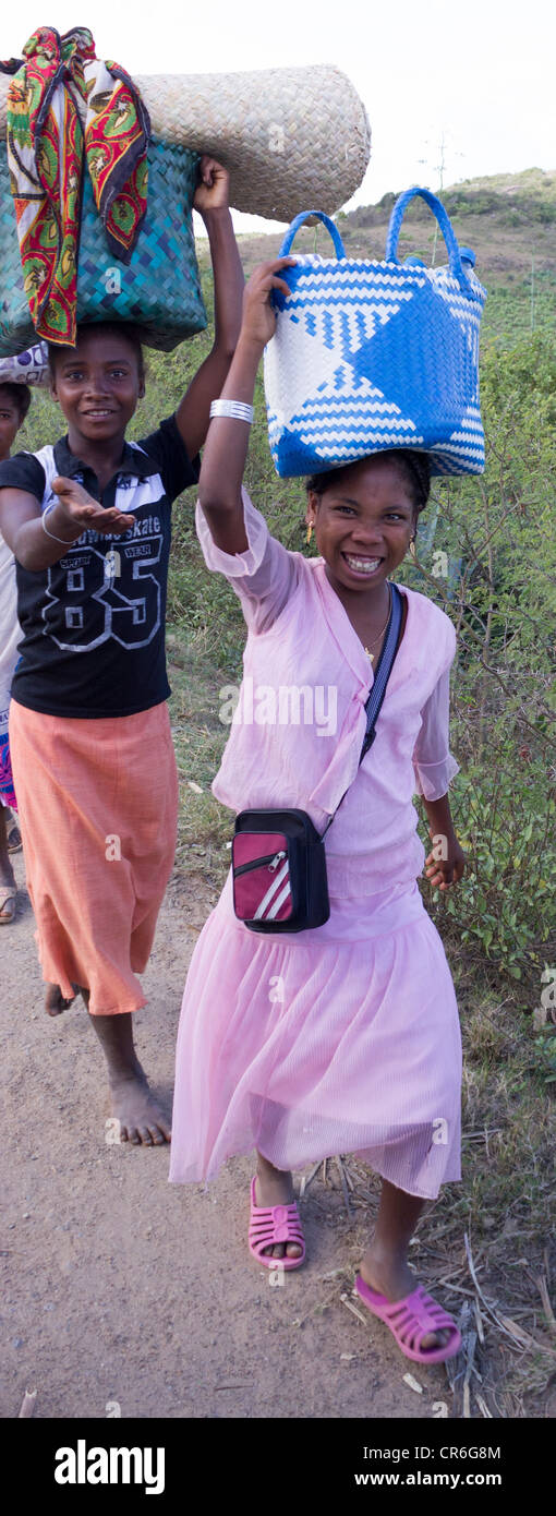 Donna cestello di trasporto sulla testa, Fort Dauphin - Berenty road, Madagascar Foto Stock