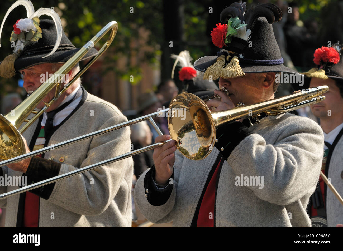 Reggimento band di Zell am Ziller, Zillertal Austria, Schuetzen- und Trachtenzug, Costume e fucilieri's Parade, per la Foto Stock