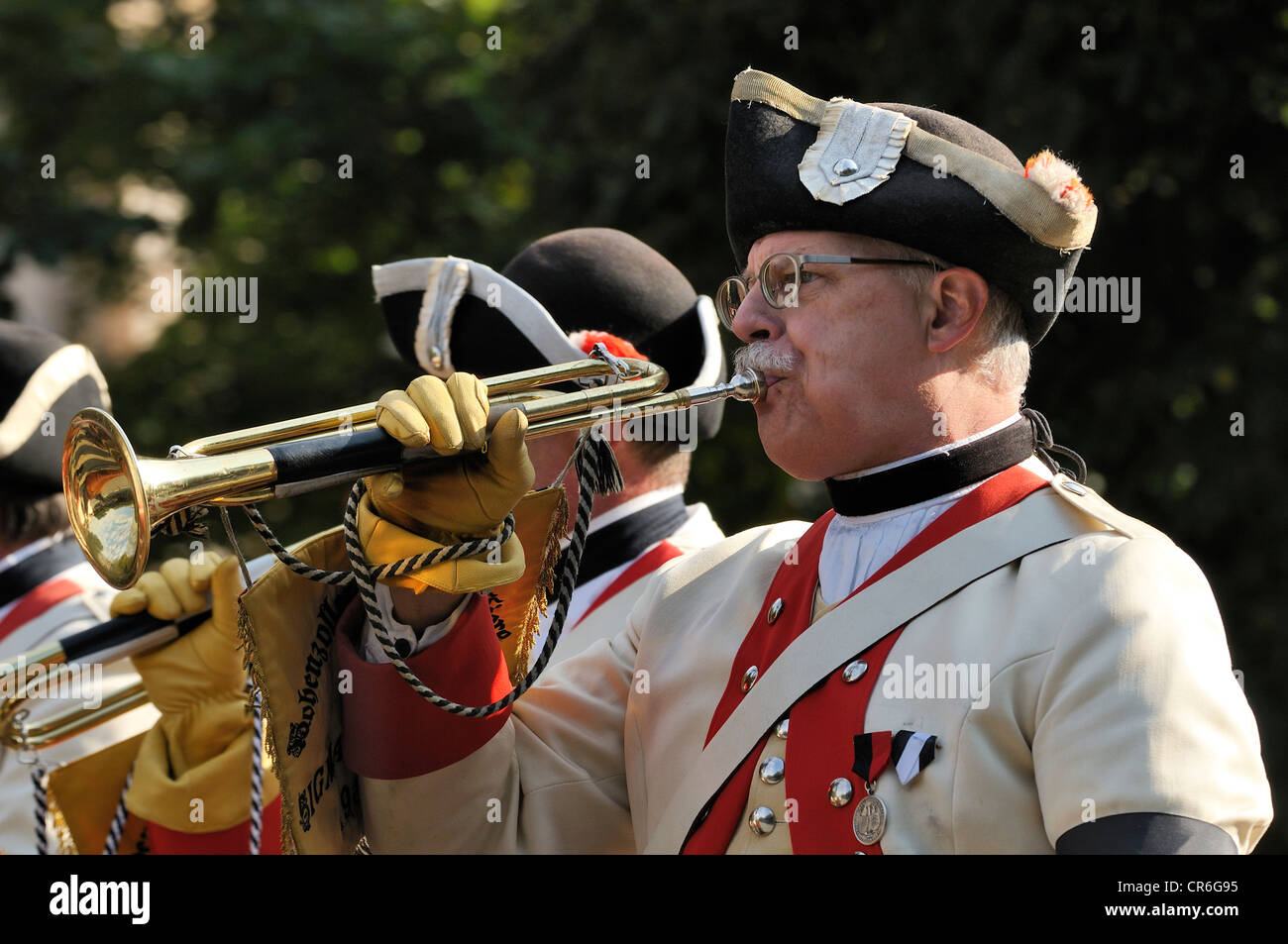Hohenzollern Cuirassiers di Sigmaringen, Schuetzen- und Trachtenzug, Costume e fucilieri's Parade, per l'apertura di Foto Stock