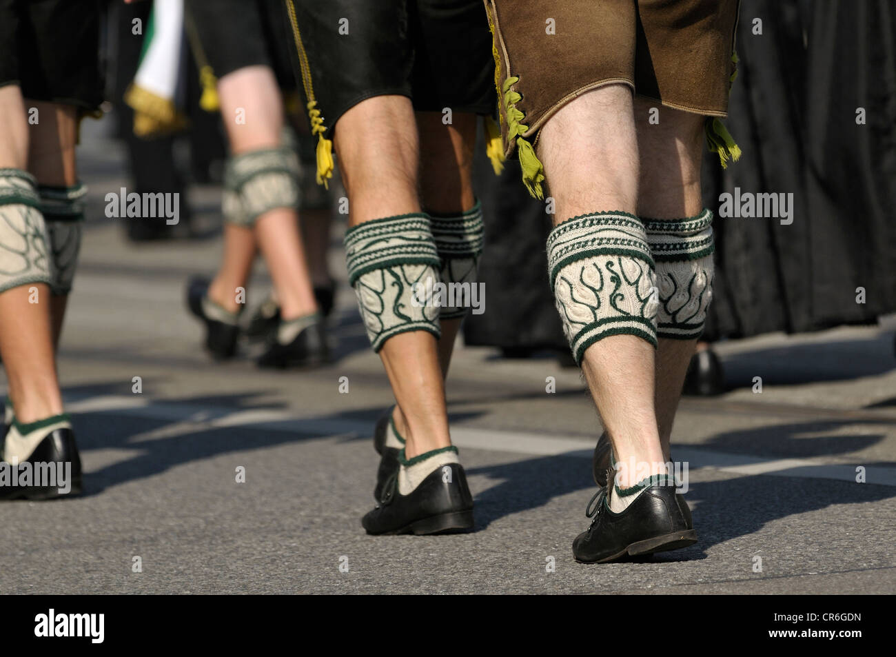 Trachtler con pantaloni di pelle e gamba alpino scaldabiberon, Costume tradizionale e i fucilieri's Parade, apertura dell'Oktoberfest Foto Stock