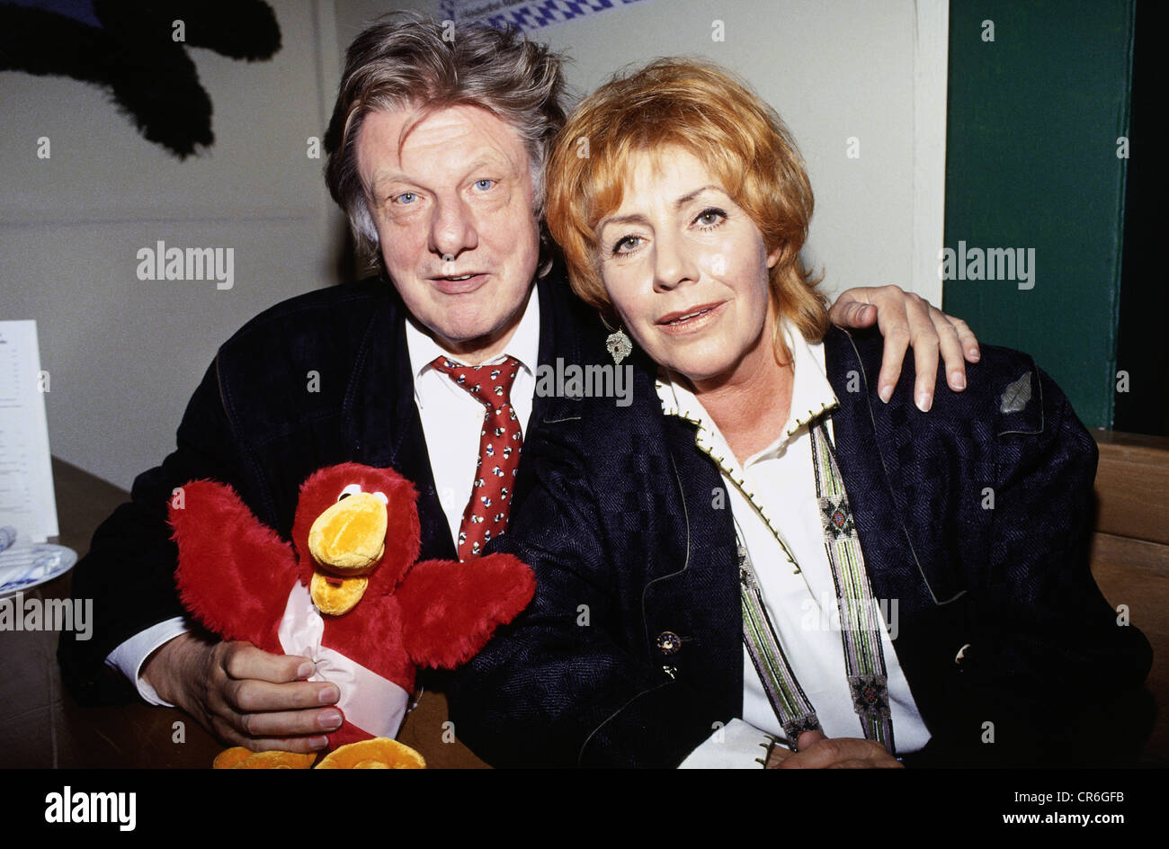 Bötticher, Herbert, 19.12.1928 - 8.10.2008, attore tedesco, a metà lunghezza con sua moglie Doris, Oktoberfest, Hippodrom, Munich, 20.9.1993, Foto Stock