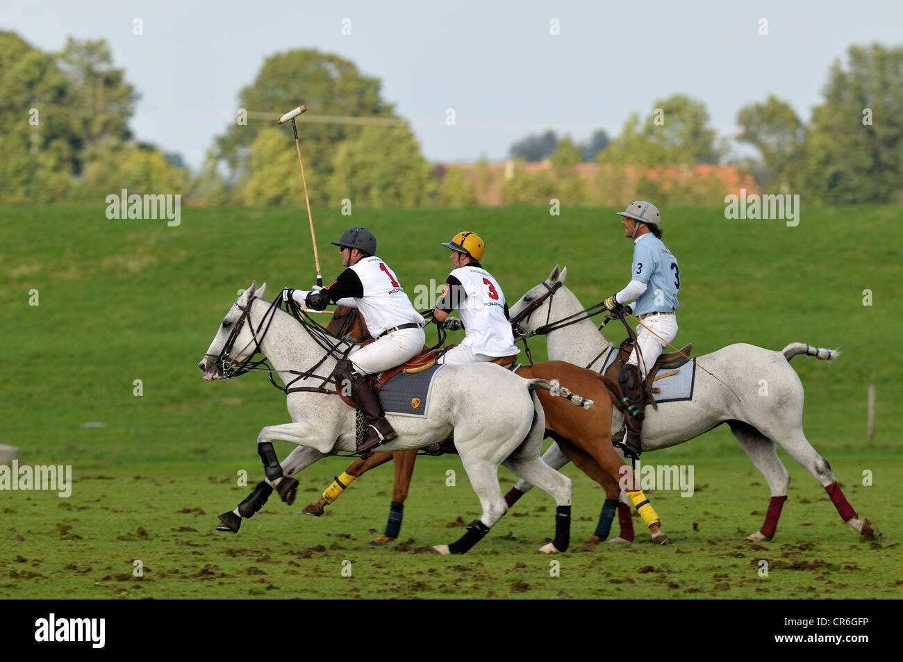 Giocatori di polo in sella ai loro cavalli, Reinhold Hofmann, sinistra e Patrick Maleitzke, centro della Porsche Olympiapark team, Foto Stock