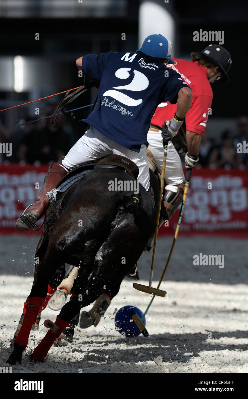 Carlito Velazquez, maglietta blu, Team Flughafen Muenchen Polo, pursueing, Patricio Gaynor, maglietta rossa, Air Berlin Polo Team Foto Stock