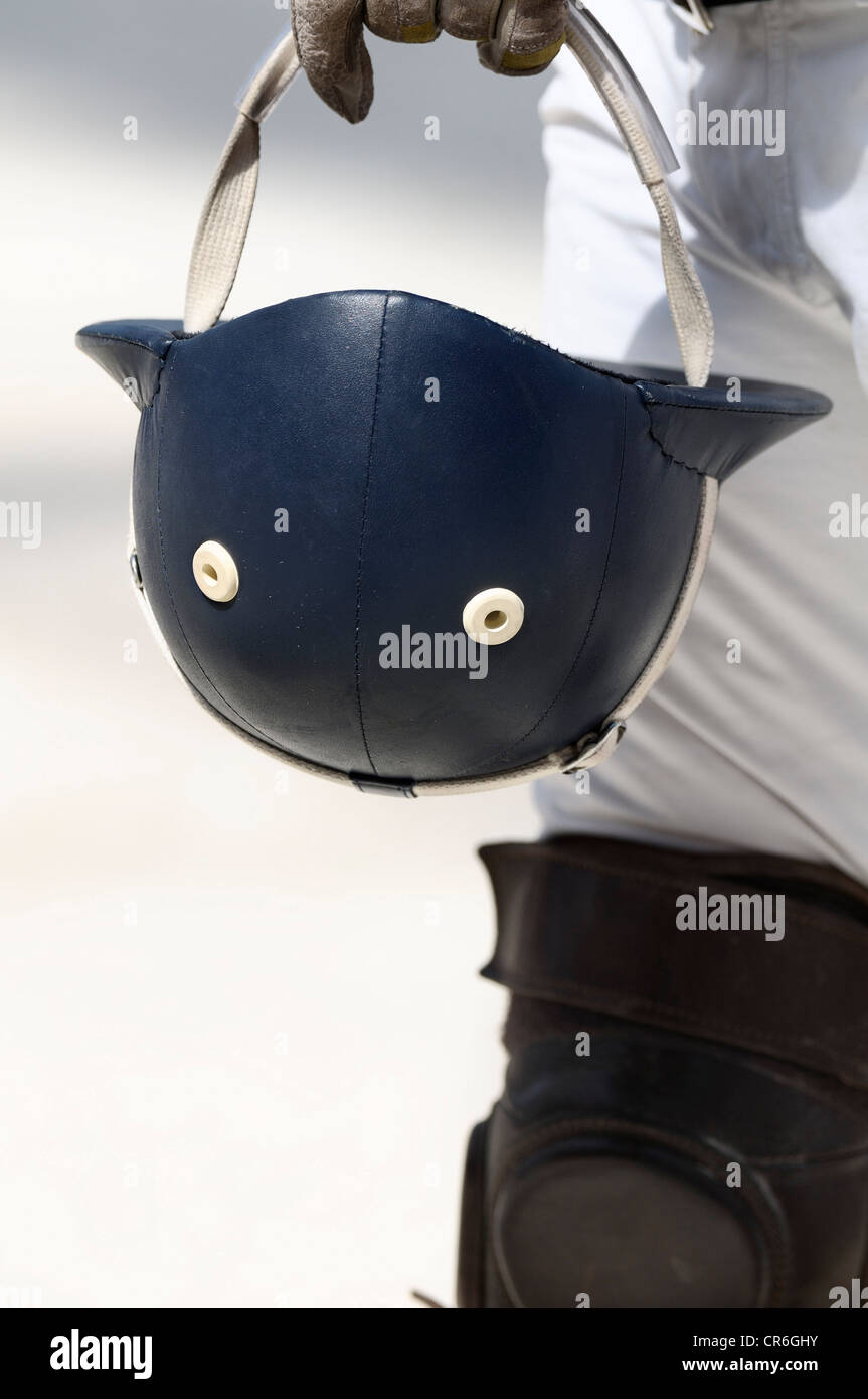 Giocatore di Polo portando il suo casco blu sulla tracolla, Airport Arena Polo evento 2010, Monaco di Baviera, Baviera, Baviera Foto Stock