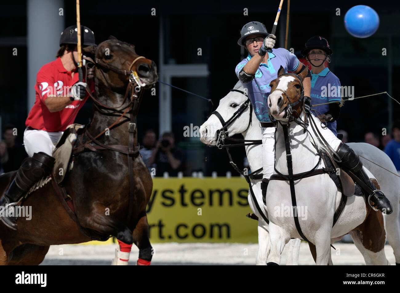 Eduardo Anca, centro, Tom Tailor polo team colpisce la palla, Patricio Gaynor, sinistra, Air Berlin polo team, Naomi Schroeder, destra Foto Stock