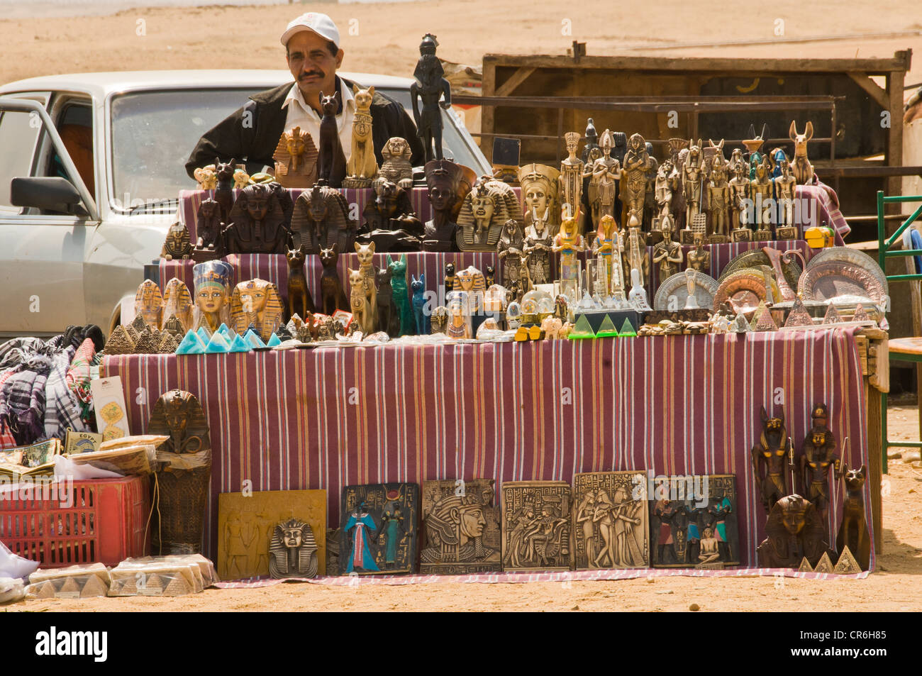 In Egitto il turismo è sostanzialmente verso il basso a seguito della rivoluzione/ come si vede qui in platea deserta & premuto fornitore piramidi di Giza Foto Stock