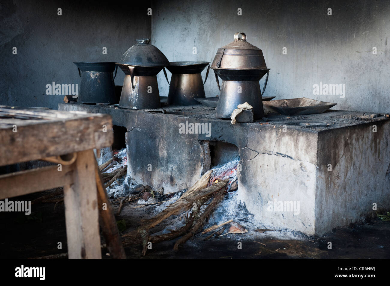 Una cucina Balinese utilizza ancora il legno per la cottura in un tempio indù anniversario, chiamato un Odalan. Foto Stock