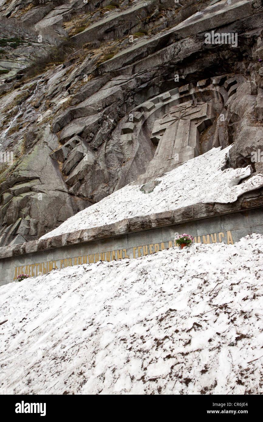 La lapide sulla tomba di soldati russi nei pressi del Ponte del Diavolo. La Svizzera, Europa Foto Stock