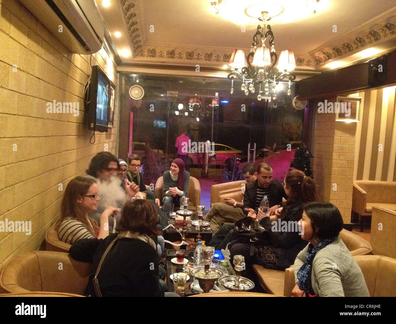 Café nel centro cittadino del Cairo in Egitto dove i giovani studenti universitari appendere fuori Foto Stock