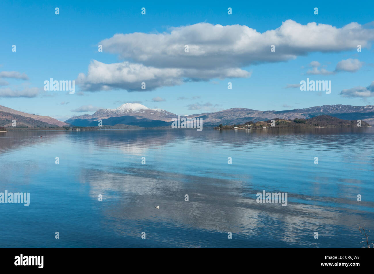 Riflessioni sul Loch Lomond presso la baia di anatra Argyll & Bute Scozia con Snow capped Ben Lomond Foto Stock