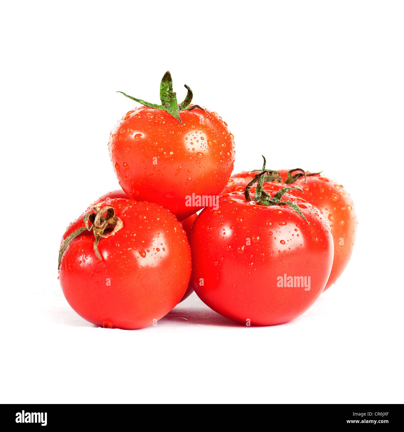Organici freschi pomodori rossi disposti su uno sfondo bianco Foto Stock