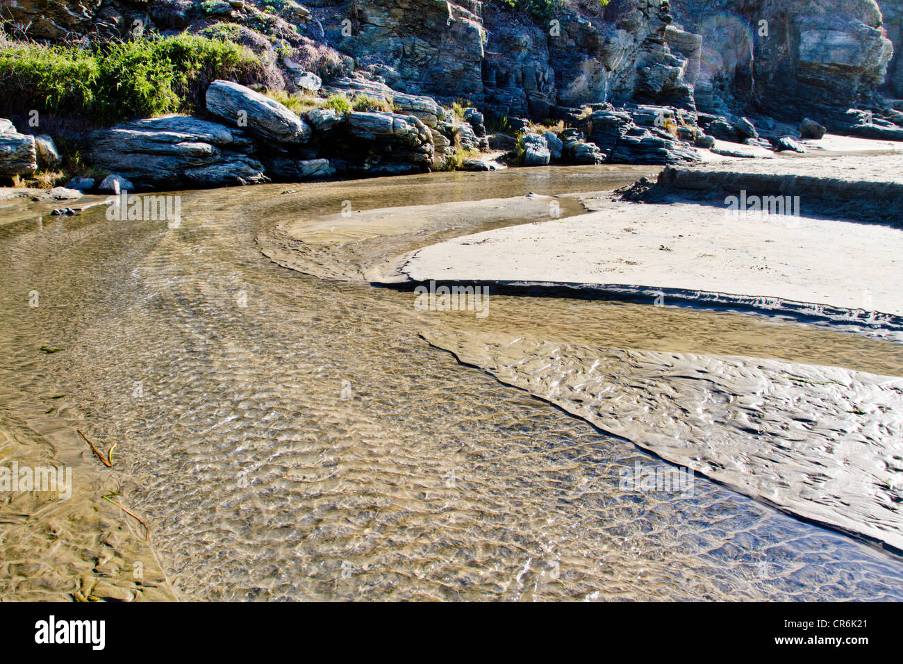 Flusso di poco profonda con modelli di sabbia che scorre in oceano in Baja Messico vicino 'Todos Santos' Foto Stock