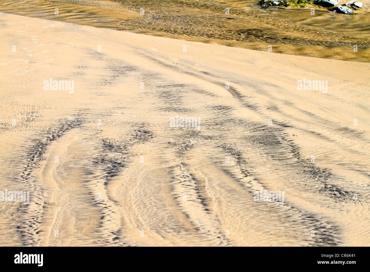 Modelli di sabbia nel flusso di poco profonda sulla spiaggia di Baja Messico vicino 'Todos Santos' Foto Stock