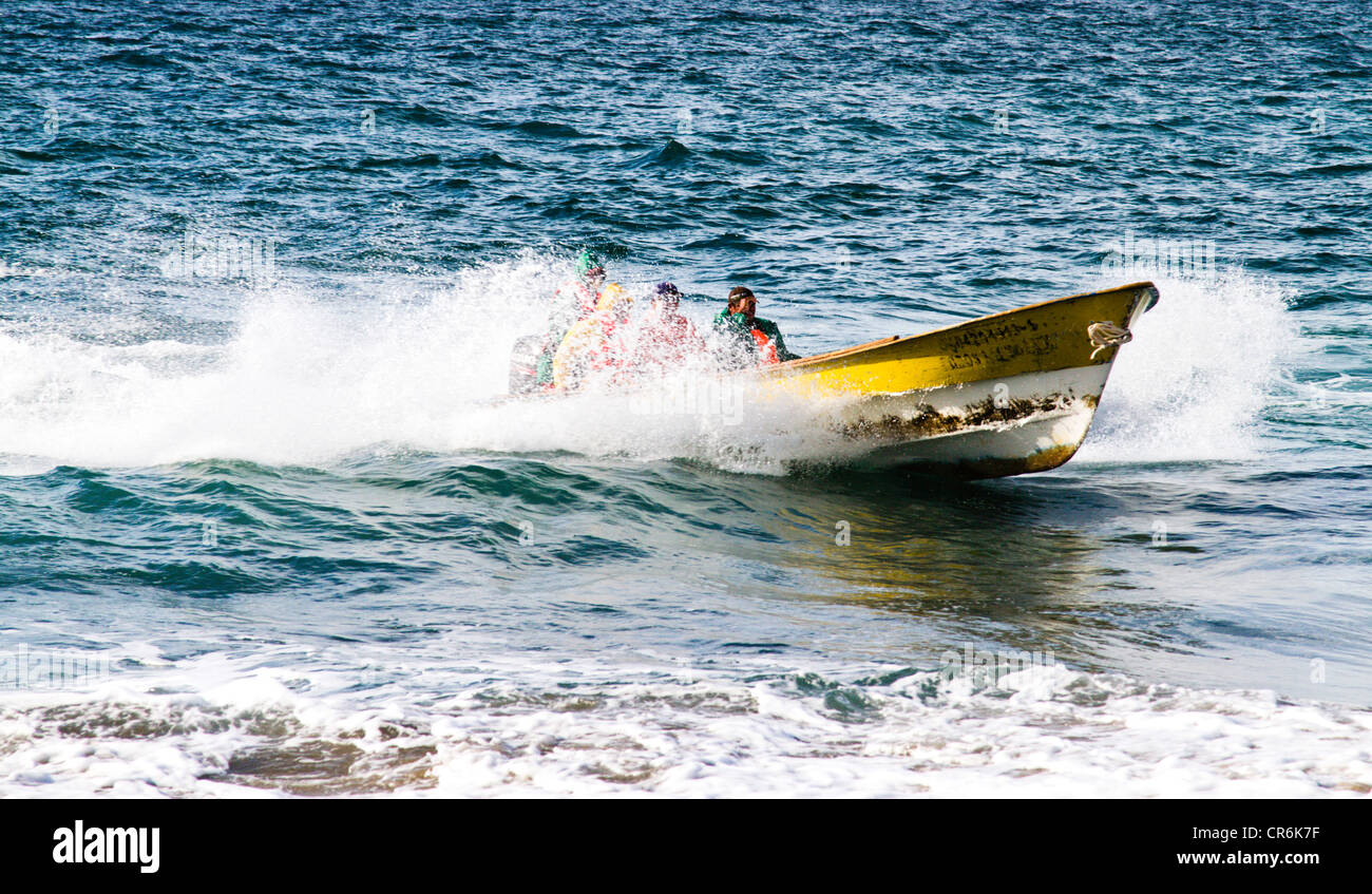 Pescatore si avvicinano a riva in una velocizzazione panga barca in Baja Messico vicino 'Todos Santos' Foto Stock