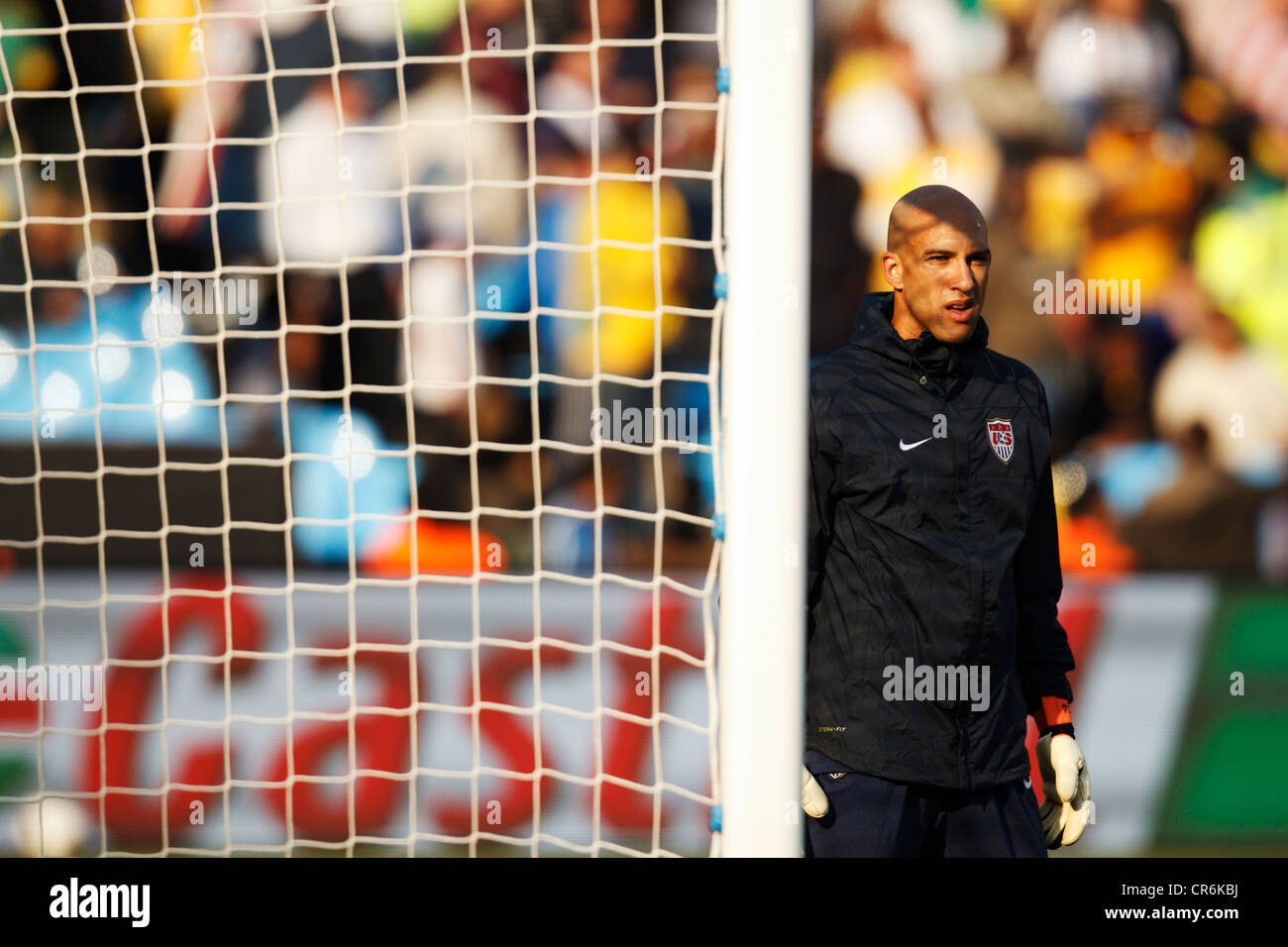 Il portiere Tim Howard degli Stati Uniti si riscalda prima di un 2010 FIFA World Cup Soccer match contro l'Algeria. Foto Stock