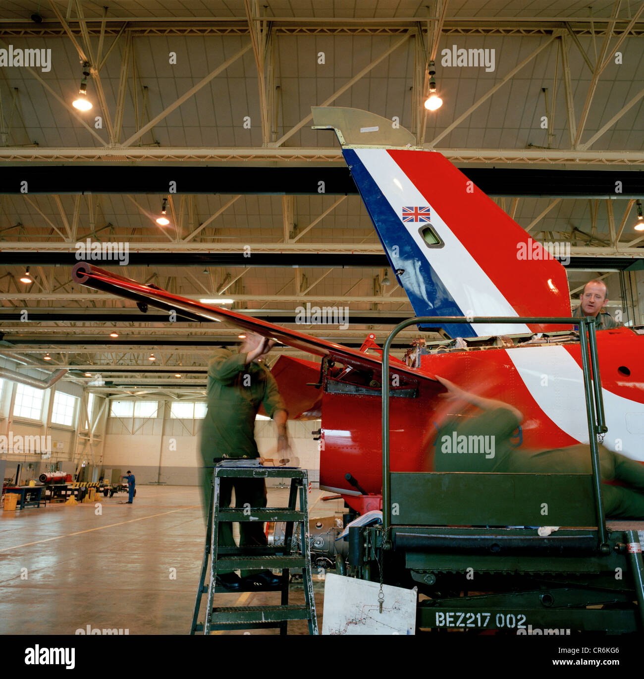 Ingegnere personale di terra effettuare la manutenzione programmata di un jet Hawk in un hangar delle frecce rosse, la Gran Bretagna è RAF aerobatic team. Foto Stock