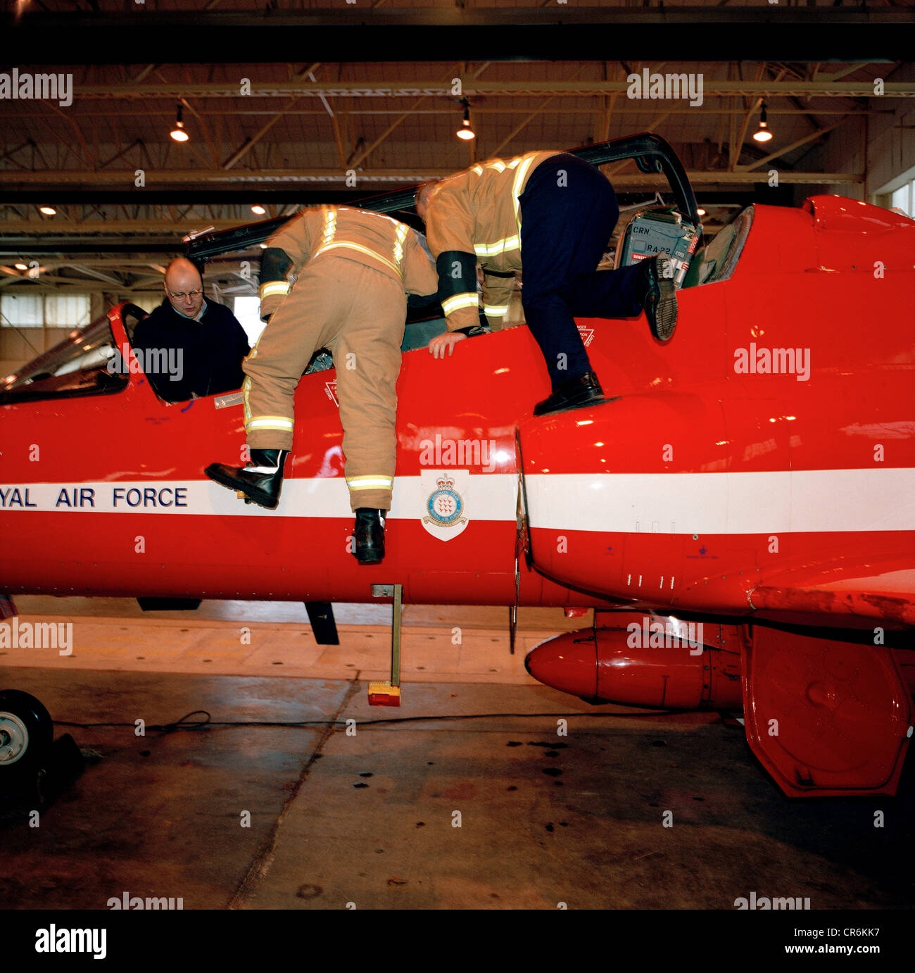 I vigili del fuoco locali scopri il jet Hawk appartenenti ad un falco T.Mk.1 getto nell'hangar delle frecce rosse aerobatic team. Foto Stock