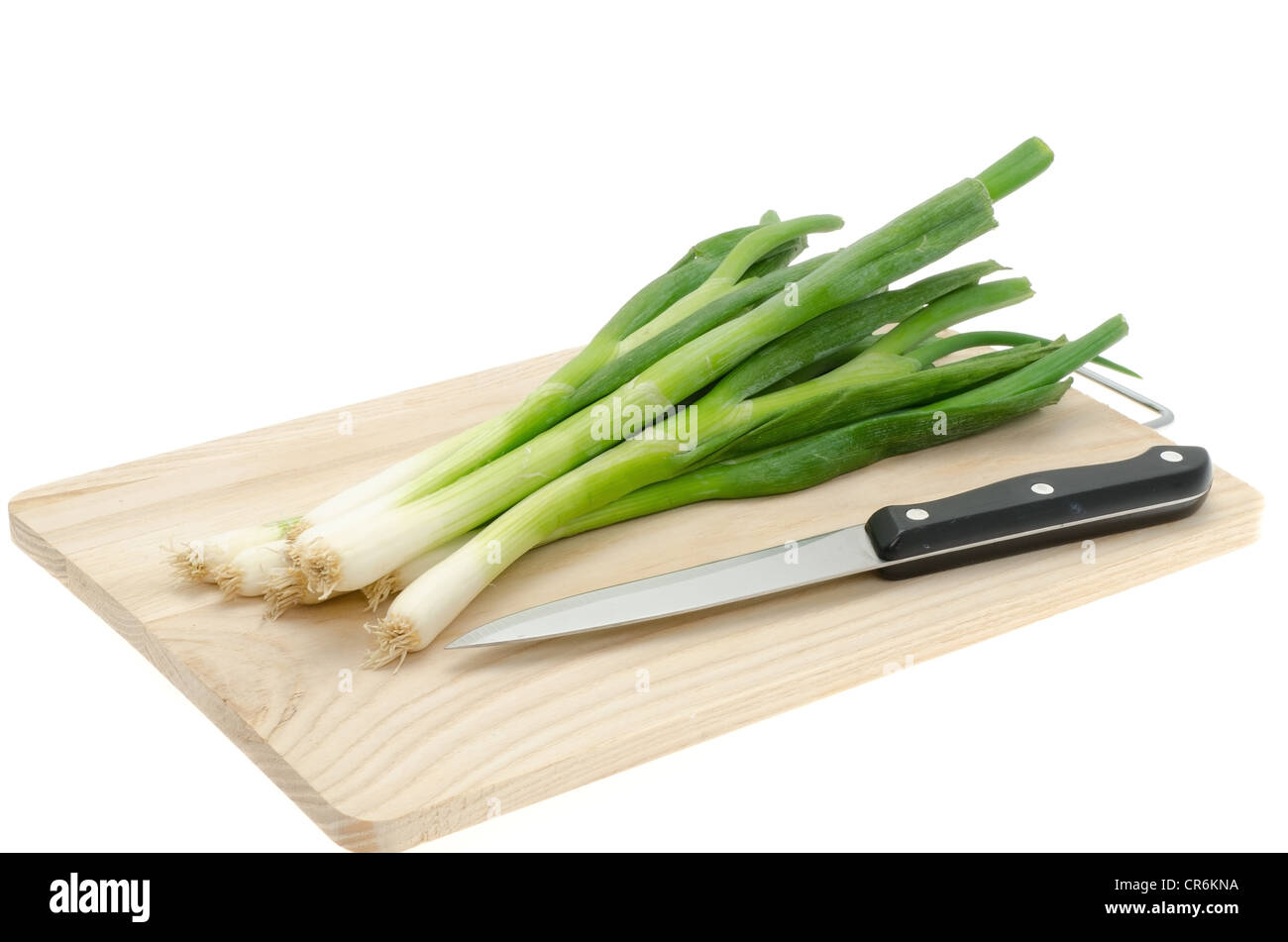 Cipolline fresche o di scalogni collocato su di un tagliere di legno con un coltello da cucina - studio shot Foto Stock