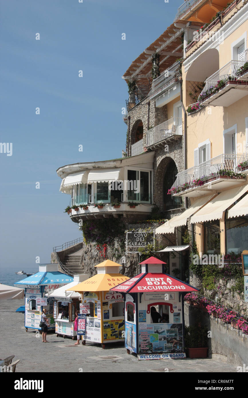 Escursione in barca cabine e ristorante a Positano sulla Costiera Amalfitana, Italia Foto Stock