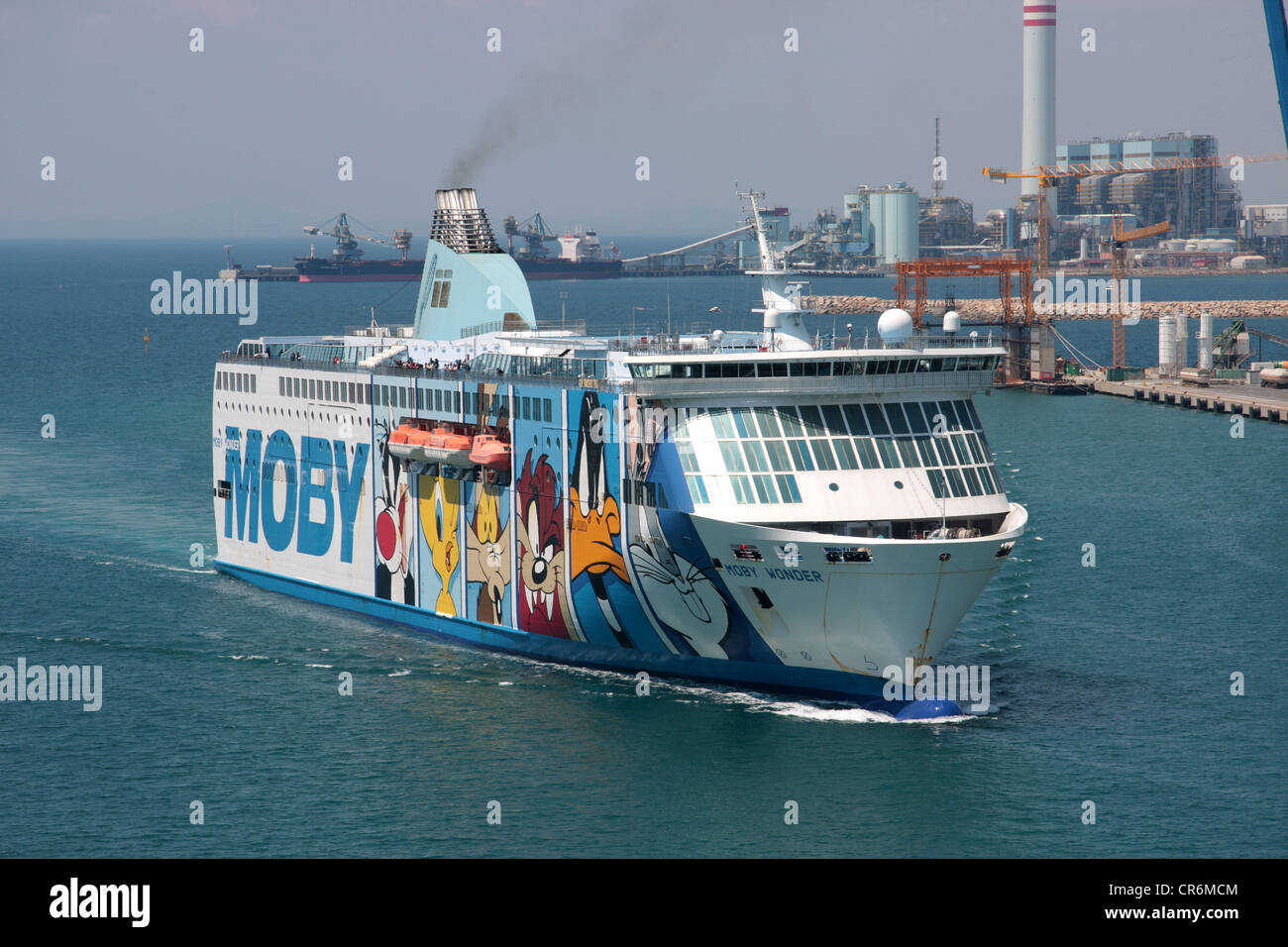 I personaggi dei cartoni animati dipinta sulla fiancata della Moby Wonder traghetto per auto arrivando a Civitavecchia, Italia Foto Stock