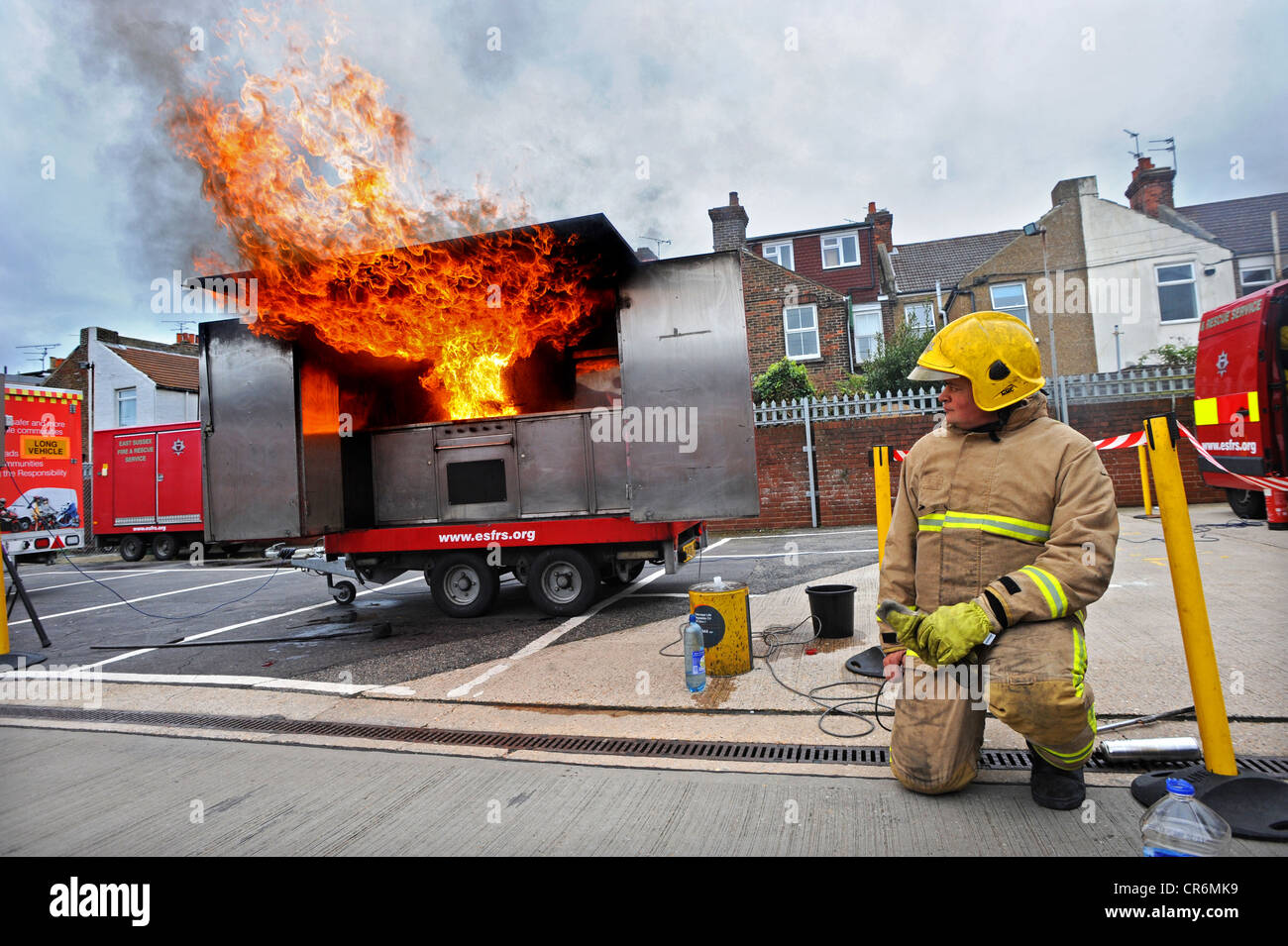 Chip pan fire dimostrazione da East Sussex fuoco e di salvataggio durante una giornata aperta a Eastbourne la stazione dei vigili del fuoco Foto Stock