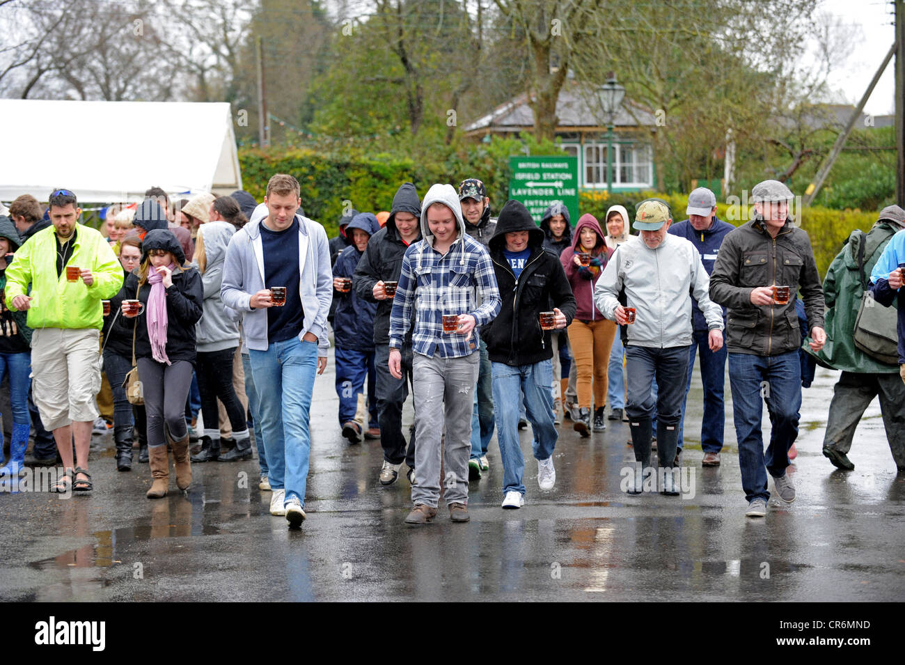 Gli abitanti di un villaggio da Isfield prendendo parte all'annuale di ridere pesce Lunedì di Pasqua gara di birra Foto Stock