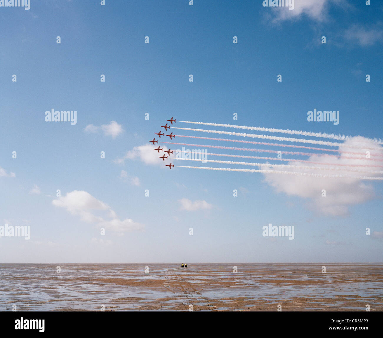 Aviogetti Hawk delle frecce rosse, la Gran Bretagna è RAF aerobatic team visualizzare sulla spiaggia utilizzando quad bikes come dato di visualizzazione (centro). Foto Stock