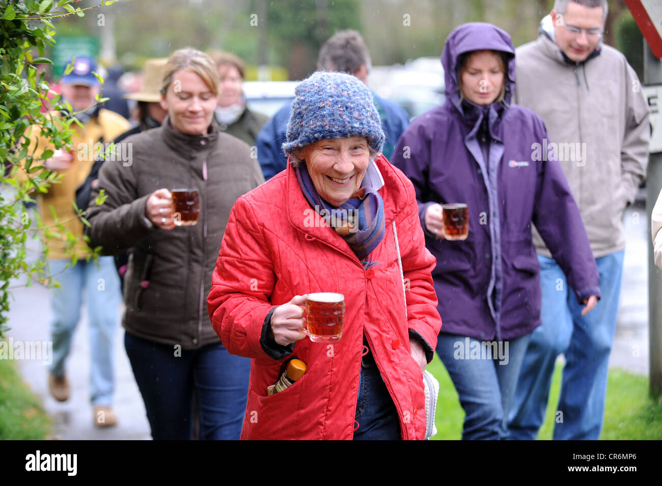 Gli abitanti di un villaggio da Isfield prendendo parte all'annuale di ridere pesce Lunedì di Pasqua gara di birra Foto Stock
