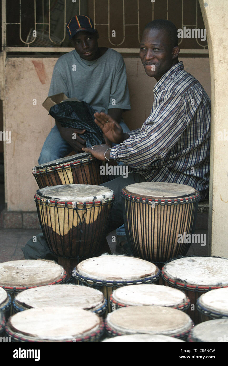 I mercati di strada a Bamako, Mail vendita tamburi djembe fatta di pelle di  capra e legno intagliato Foto stock - Alamy