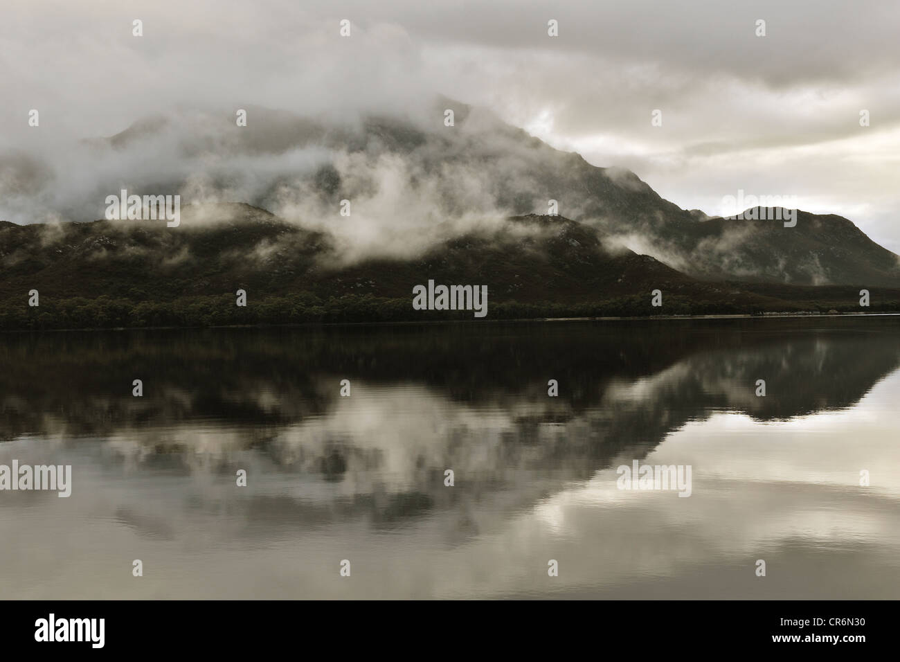 Joe pagina baia guardando ad est verso il Monte Rugby (in pesante il cloud e la nebbia). Porto Davey Riserva Marina , Tasmania, Australia Foto Stock