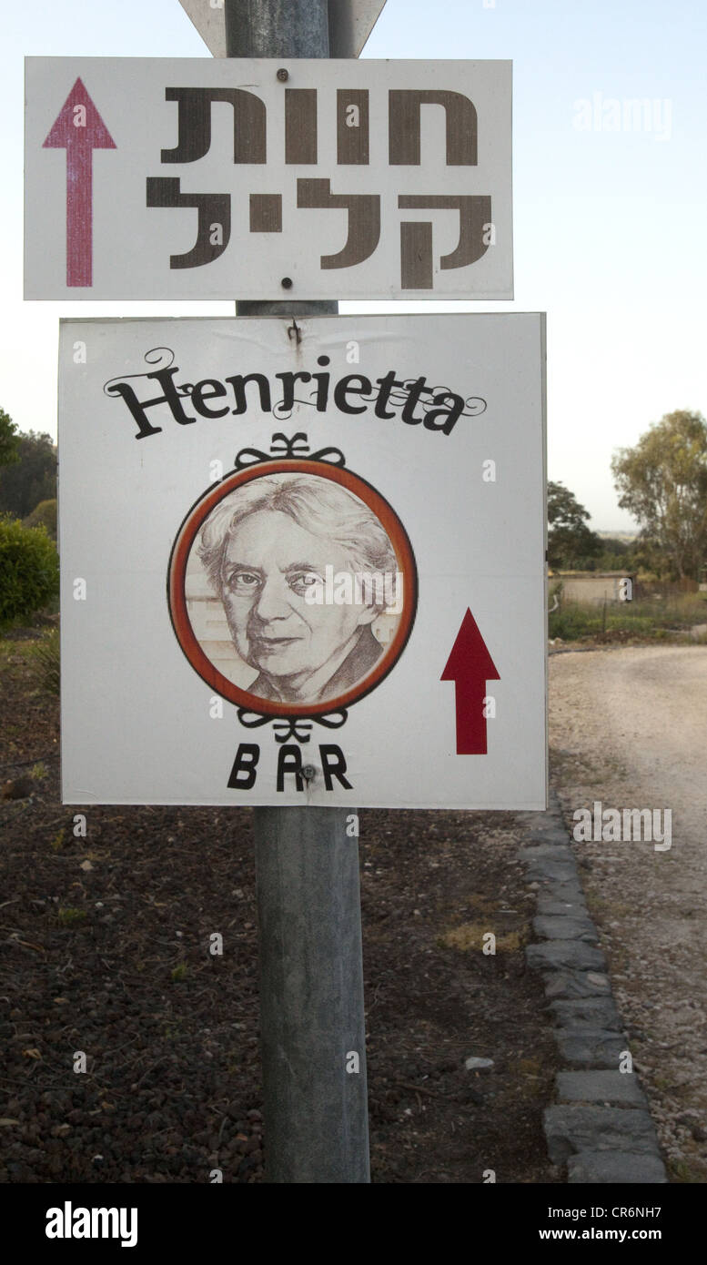 Cartello stradale che indica la via verso Henrietta's Bar a Kibbutz Kfar Szold, Israele Foto Stock
