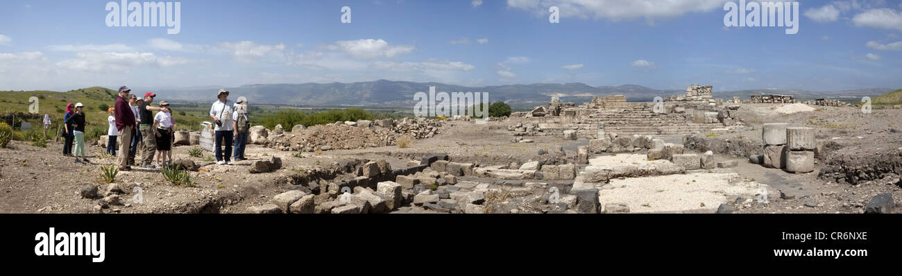 I turisti la visualizzazione del romano Tempio corinzio rovine presso la Omrit sito archeologico, Israele Foto Stock