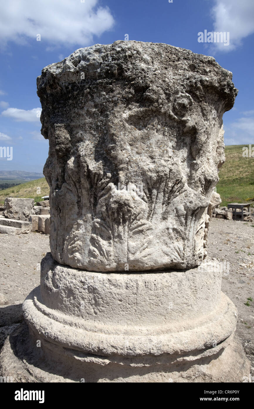 Un capitello corinzio presso il tempio romano rovine di Omrit, Israele Foto Stock