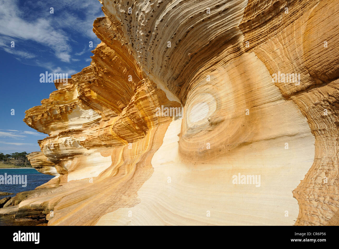 Il dipinto di scogliere, modellato e colorato scogliere di arenaria, sulla costa occidentale di Maria Island,Tasmania. Foto Stock